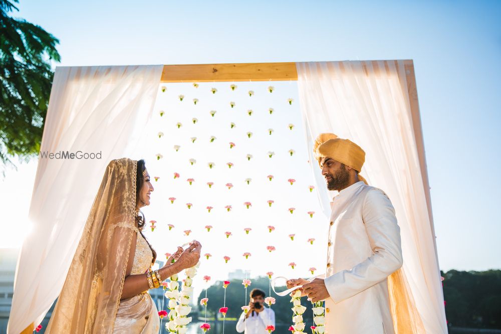 Photo of White decor simple mandap with jaimala shot