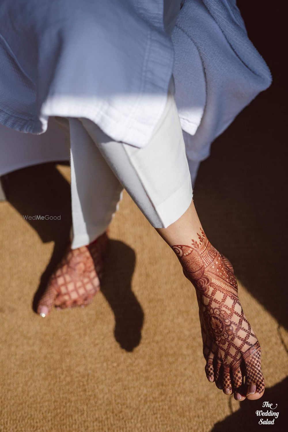 Photo of simple bridal feet mehendi shot