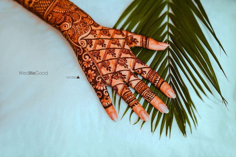 Photo of Modern back hand mehndi design