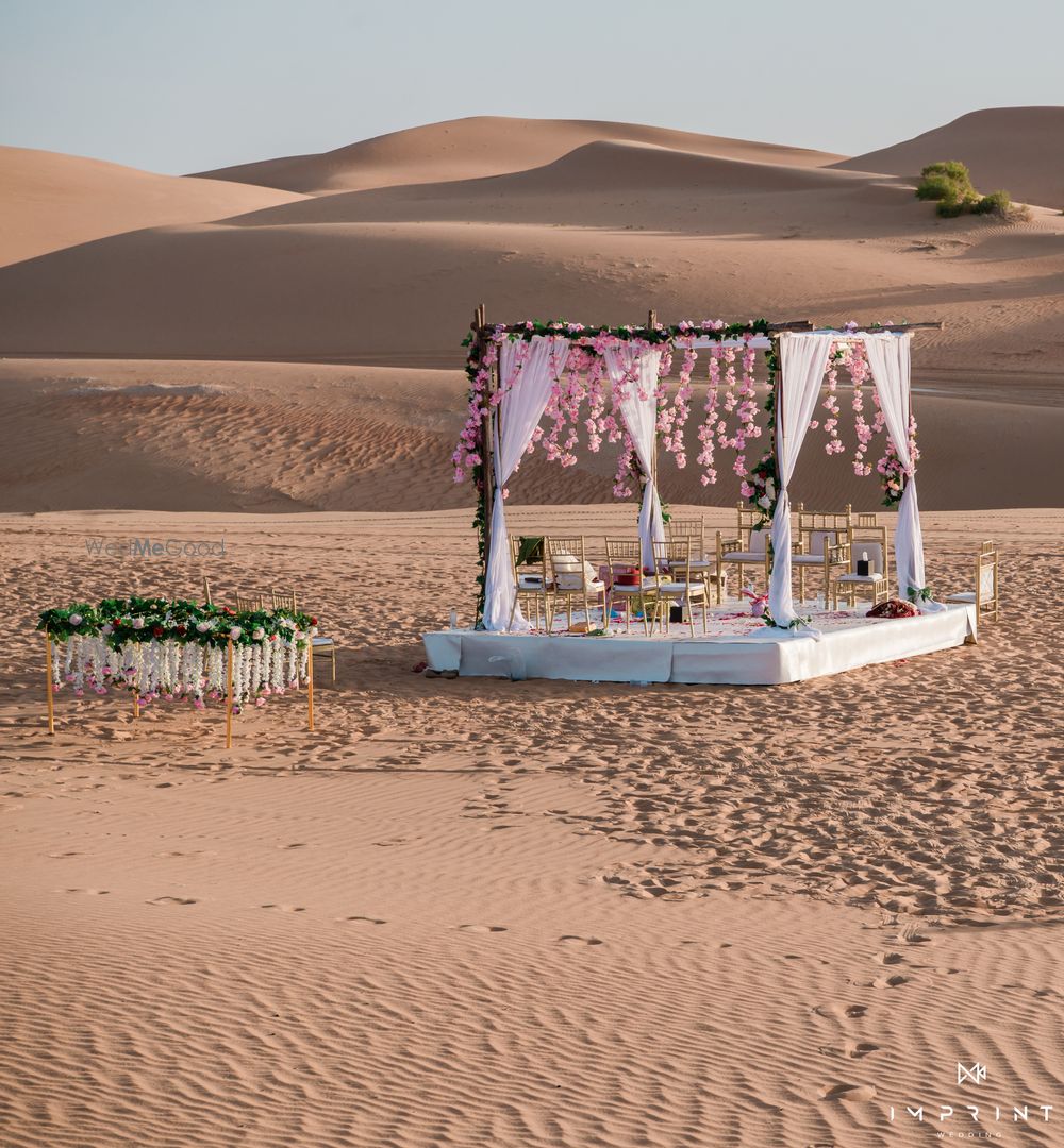 Photo of Gorgeous yet minimal mandap in the middle of a desert