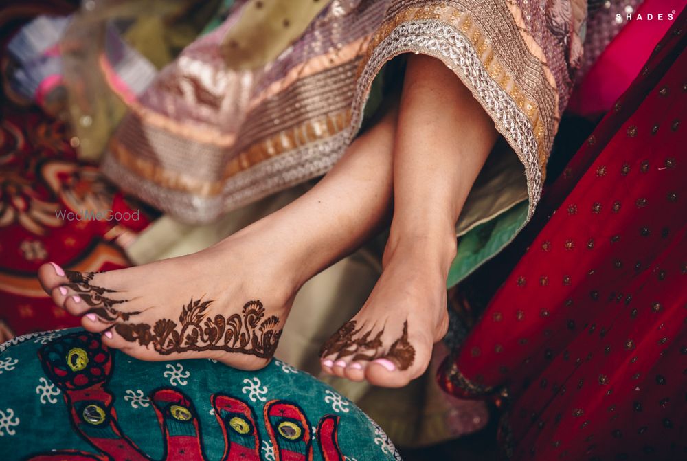 Photo of Unique and minimalistic feet mehndi design.