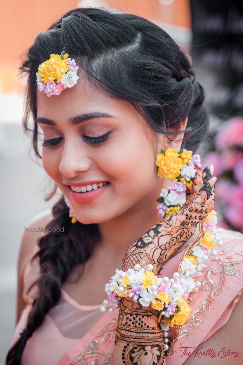 Photo of Floral jewellery and maangtikka for mehendi function