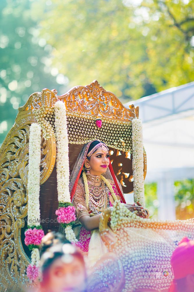 Unique Wedding Ideas Photo entrance on palki