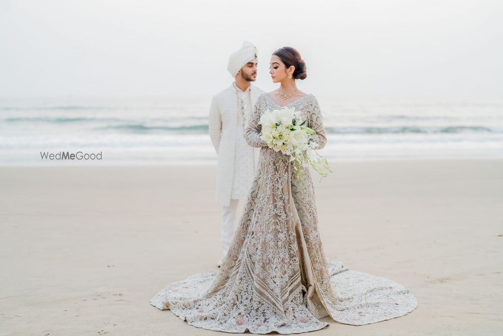 Photo of beachside couples poses for nikah ceremony