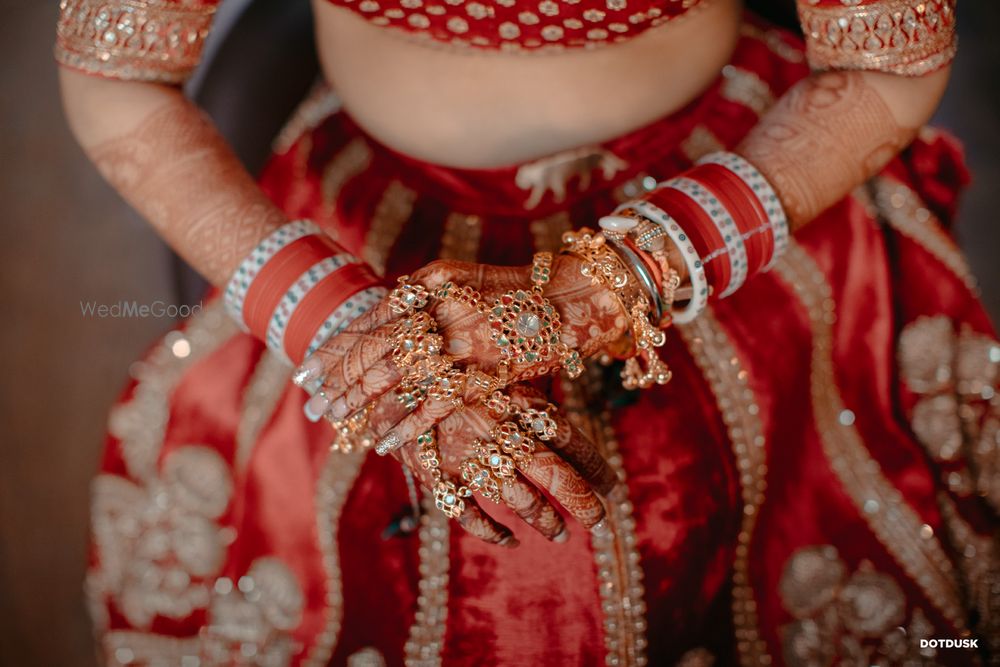 Photo of Bride in pretty haathphools