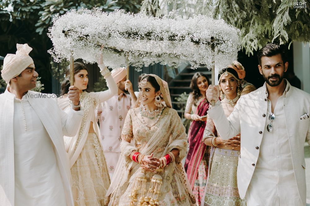 Photo of bride entering under phoolon ki chadar with her squad