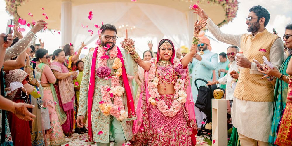 Photo of Bright and happy couple shot with unique bunched up jaimalas