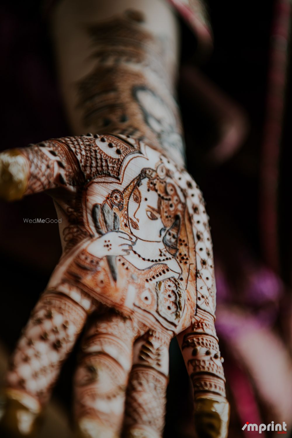 Photo of Unique mehendi design with portrait of bride