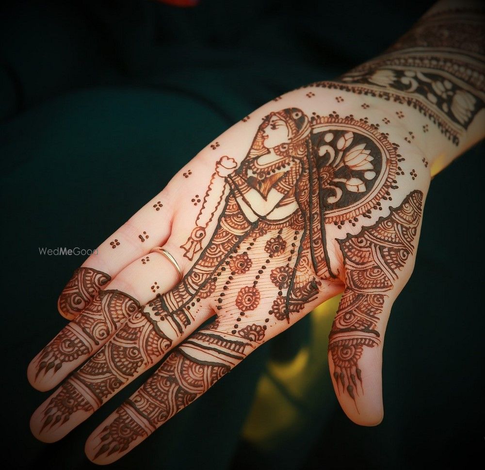 Photo of Simple Mehendi with Bridal Portrait