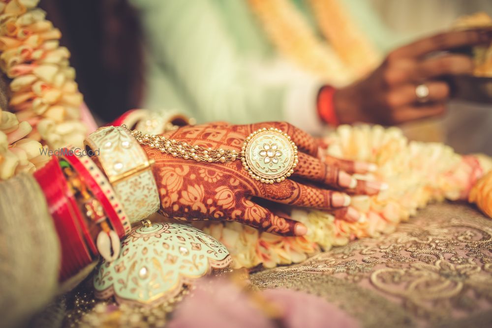 Photo of Gorgeous meenakari haathphool of the bride