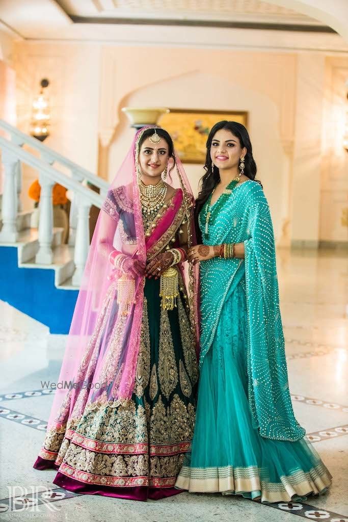 Photo of Bride with sister on anand karaj