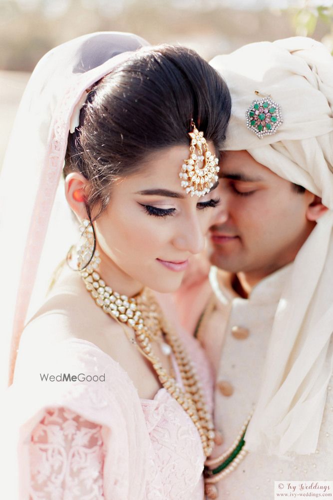 Photo of Poufy bridal bun with dupatta attached