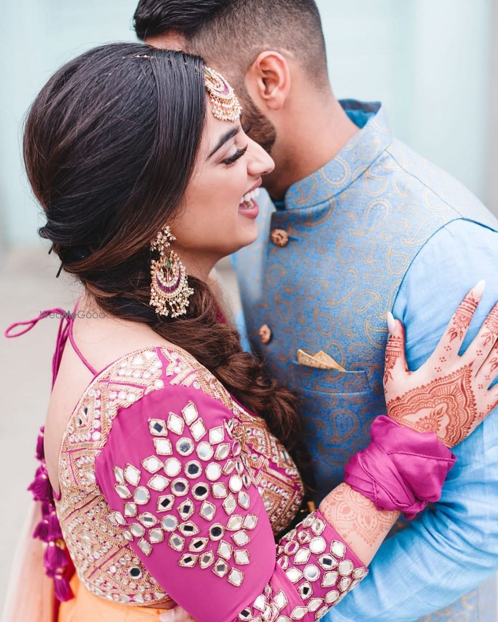 Photo of Mehendi couple portrait with mirror work sleeves