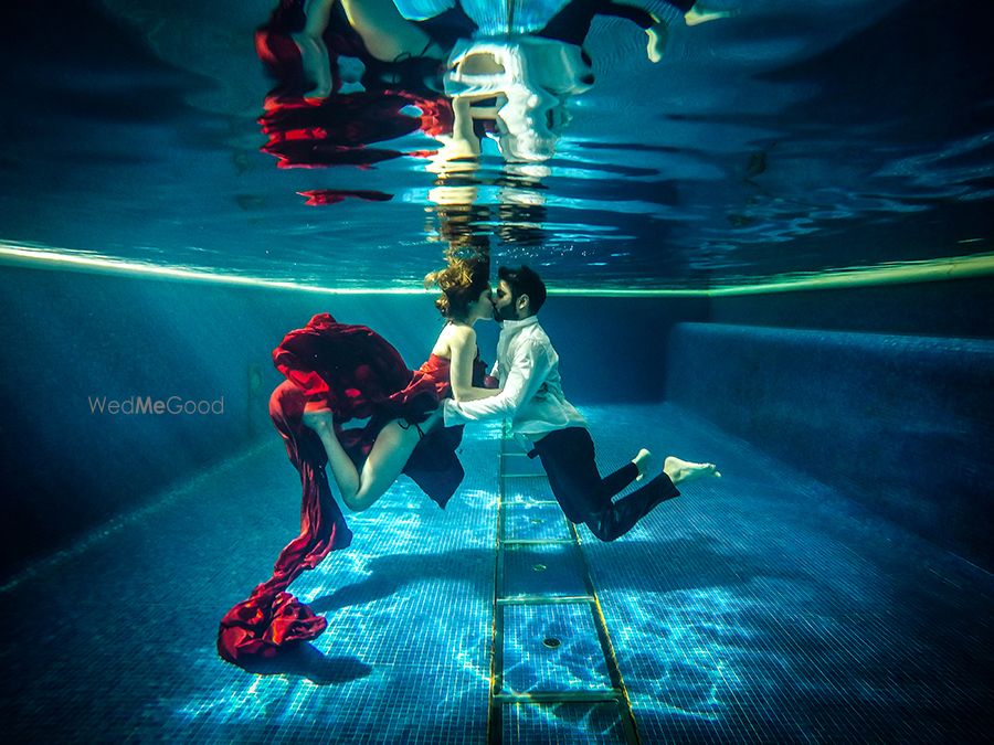 Photo of Couple underwater kissing shot