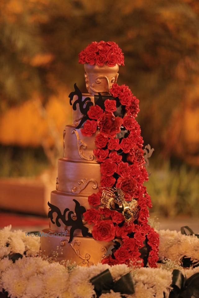 Photo of 6 tier wedding cake