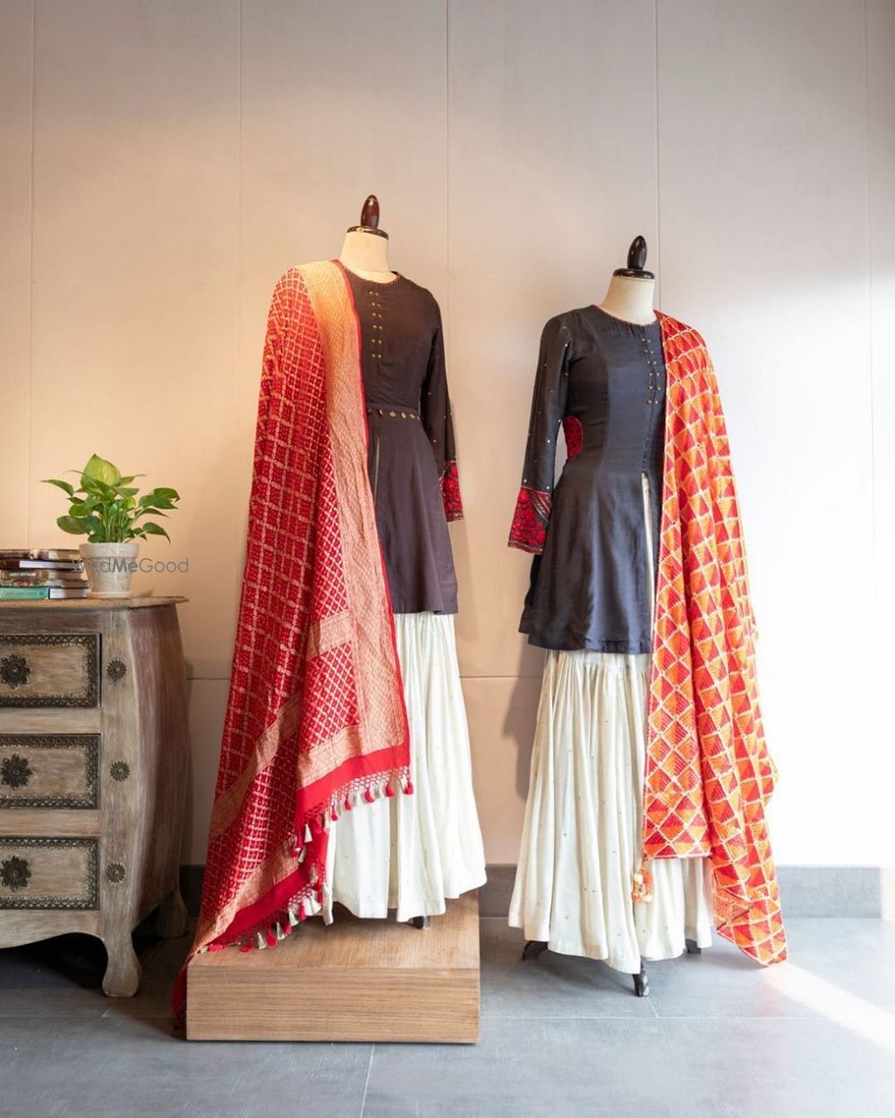 Photo of A brilliant combination of minimal brown & white lehenga with vibrant banarasi dupatta. Perfect for a mehendi.