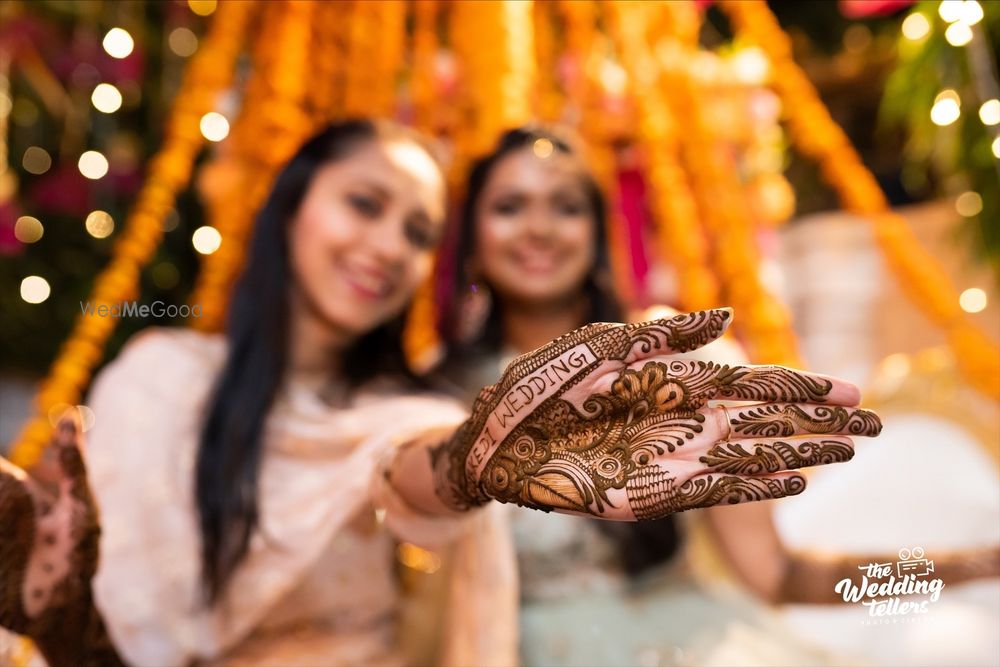 Photo of simple bridesmaid mehendi design with hashtag