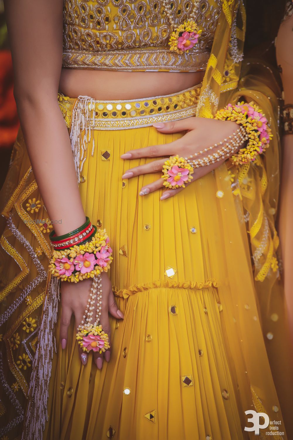 Photo of Mehendi haathphool in pink and yellow