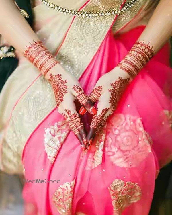 Photo of Minimal bridal mehendi design for modern brides