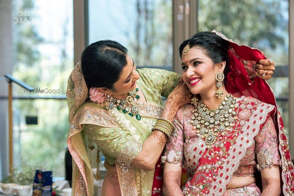 Photo of bride with mom shot idea while getting ready