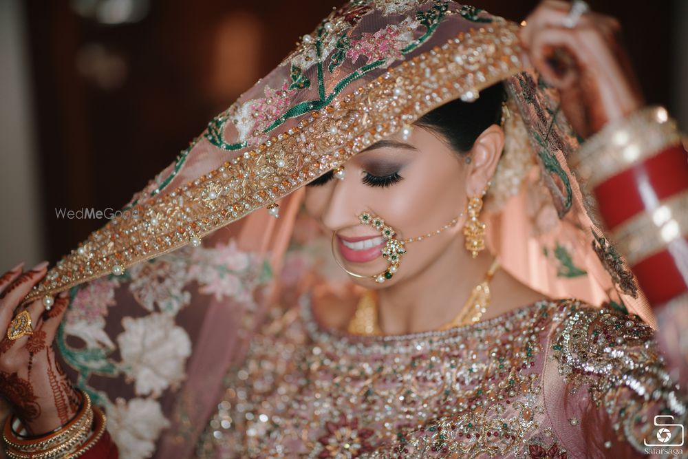 Photo of Bride posing with her dupatta.