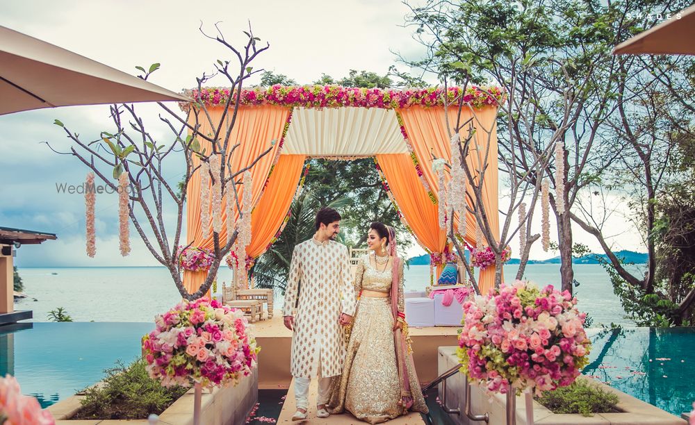 Photo of Pretty decor couple portrait