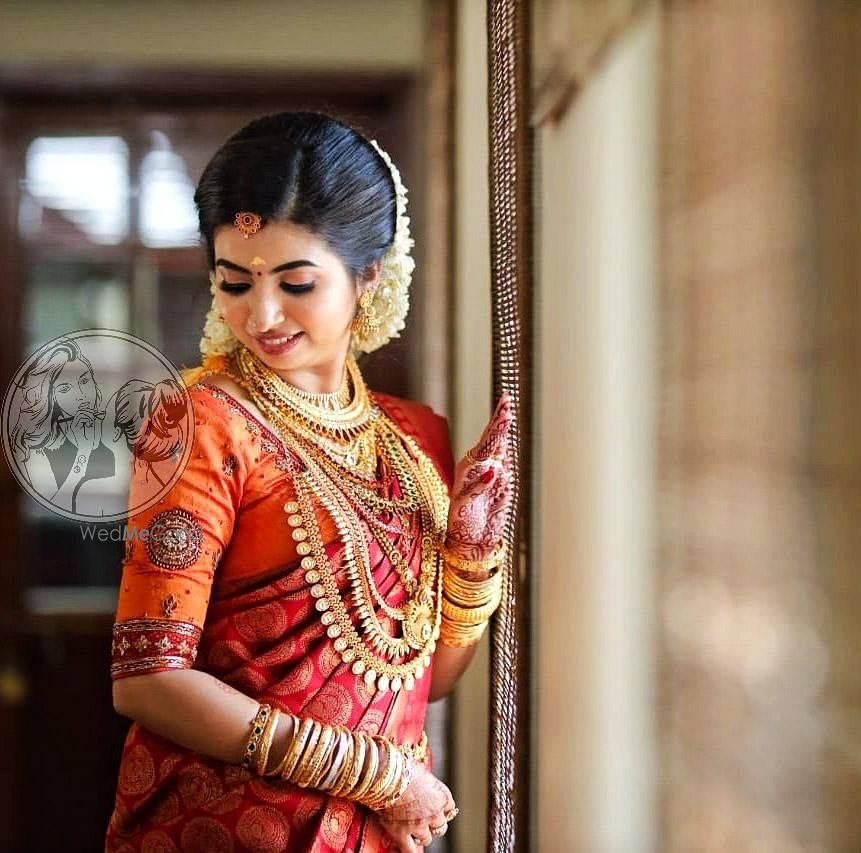 Photo of A south Indian bride in layered gold necklaces