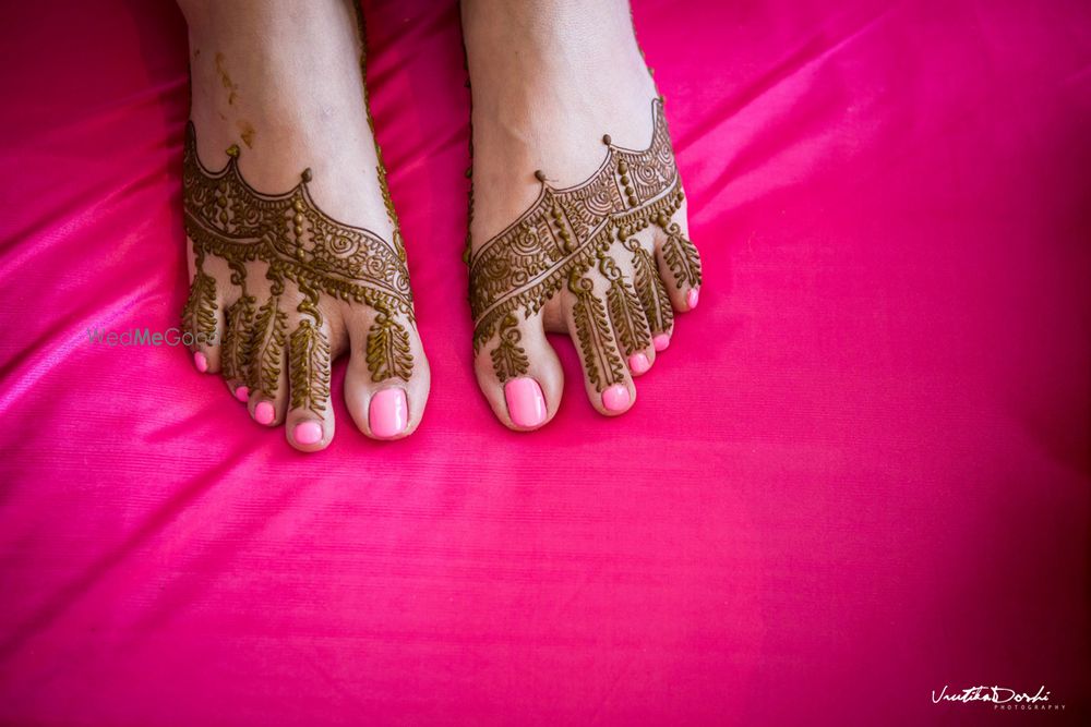 Photo of Simple and minimal mehendi design for feet