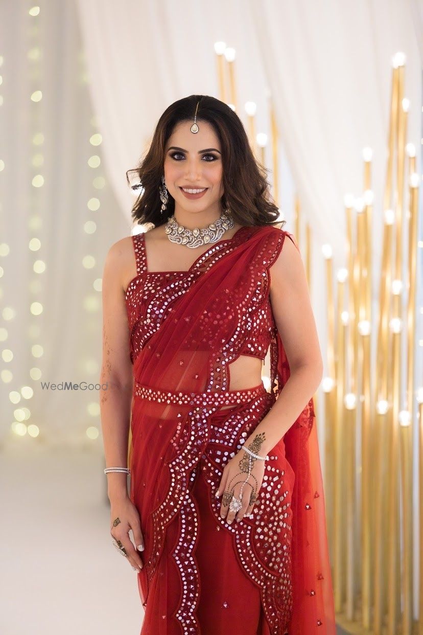 Photo of Bridesmaid dressed in a scalloped, belted saree.