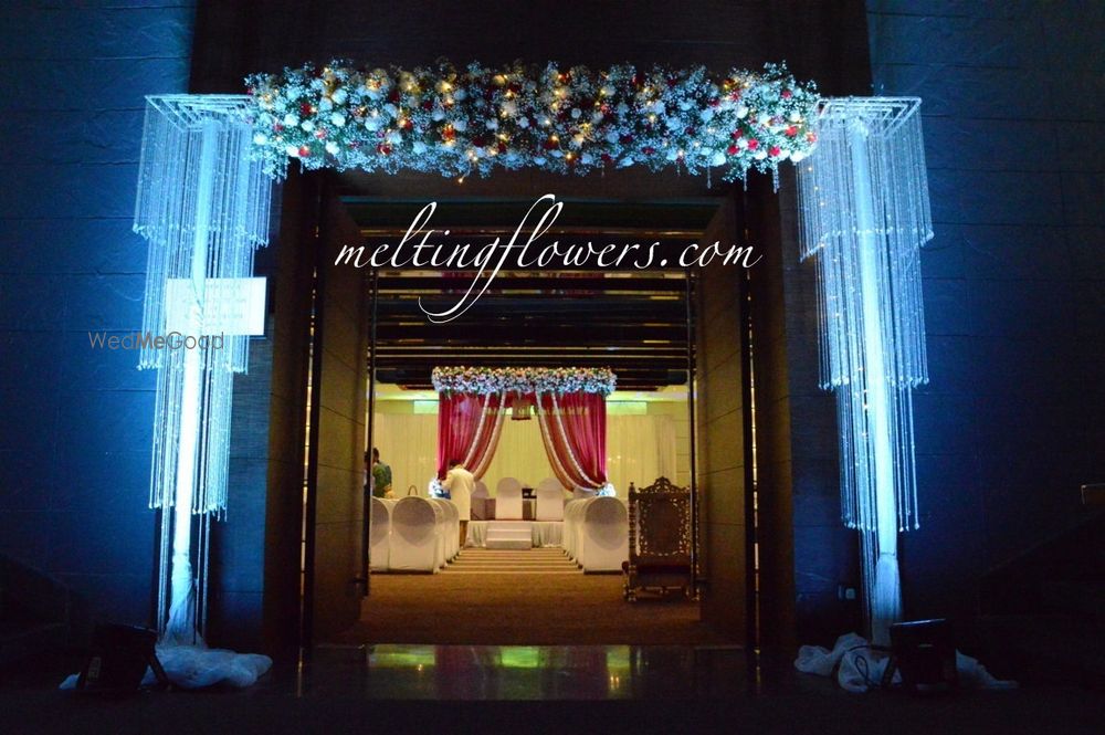 Photo From Contemporary Reception & Wedding Decot at Radission Blu - Atria - By Melting Flowers