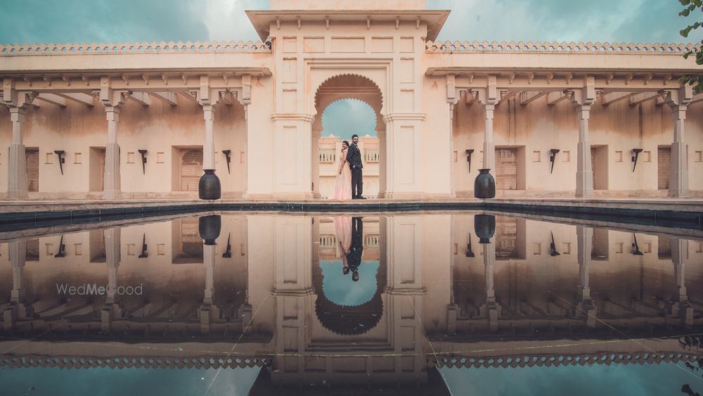 Photo of Pre wedding couple water reflection shot