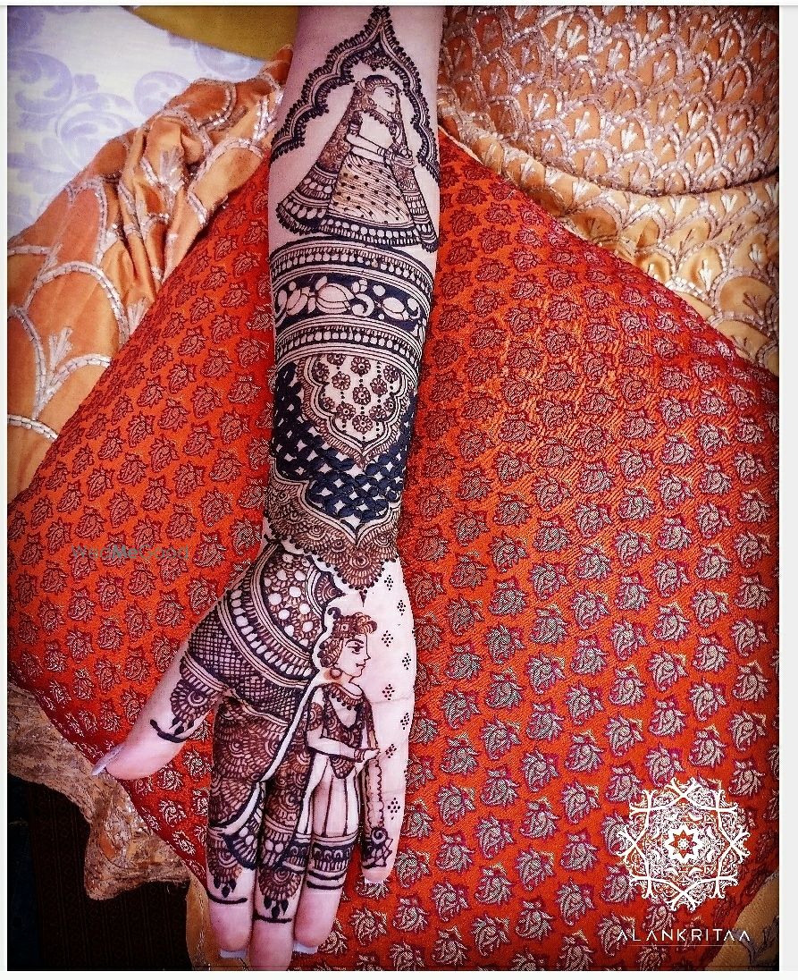 Photo of Bridal mehendi idea with gold idols