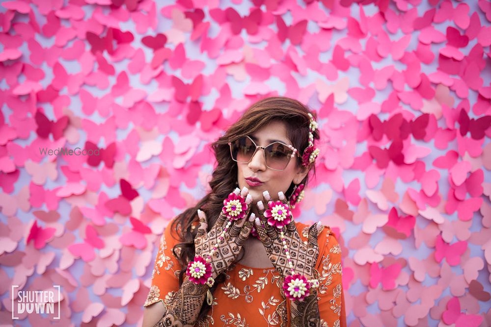 Photo of Mehendi bridal portrait showing off haathphool