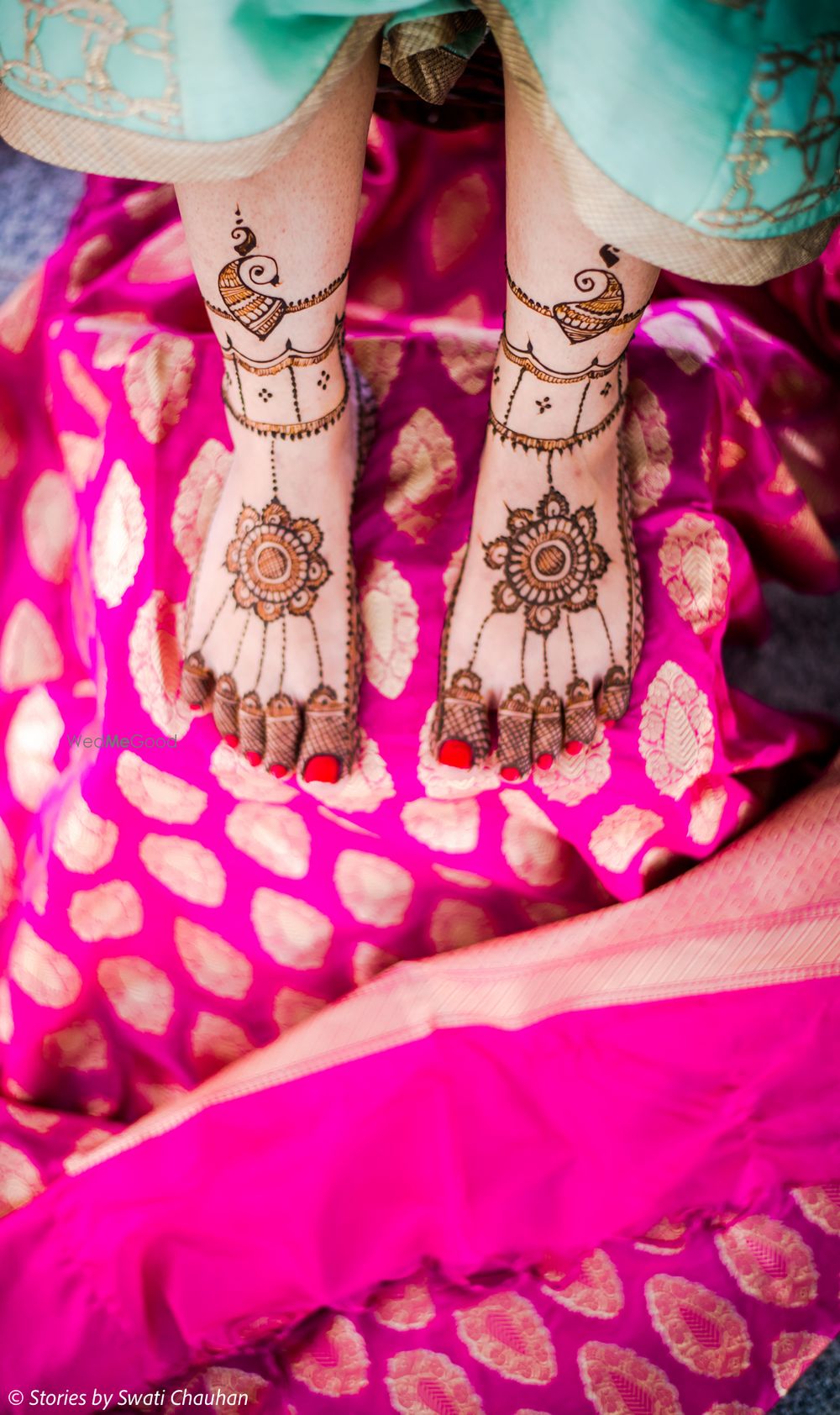 Photo of Minimal bridal feet mehendi design