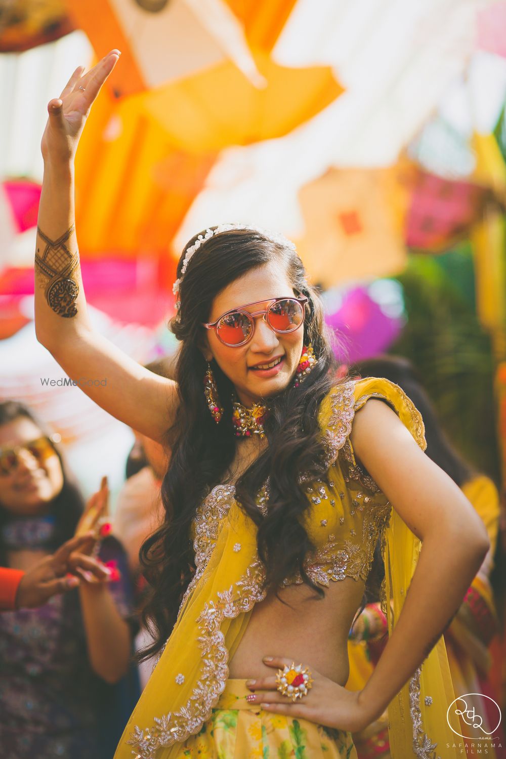 Photo of Bride dancing on mehendi iwith scalloped dupatta