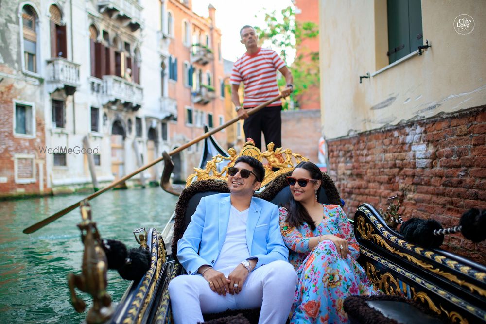 Photo of Venice pre wedding shoot gondola ride