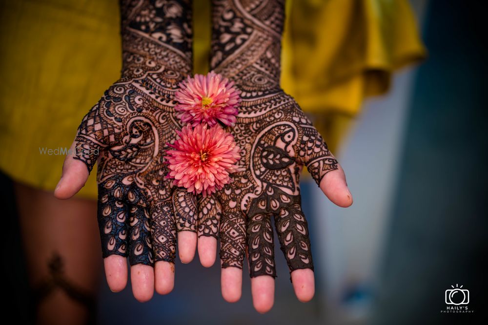 Photo of Unique bird mehendi design