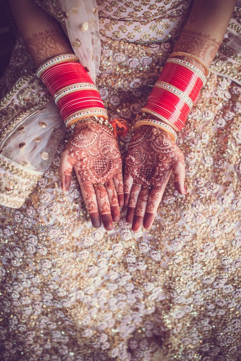 Photo of Bridal Hand Mehendi Design with Chooda