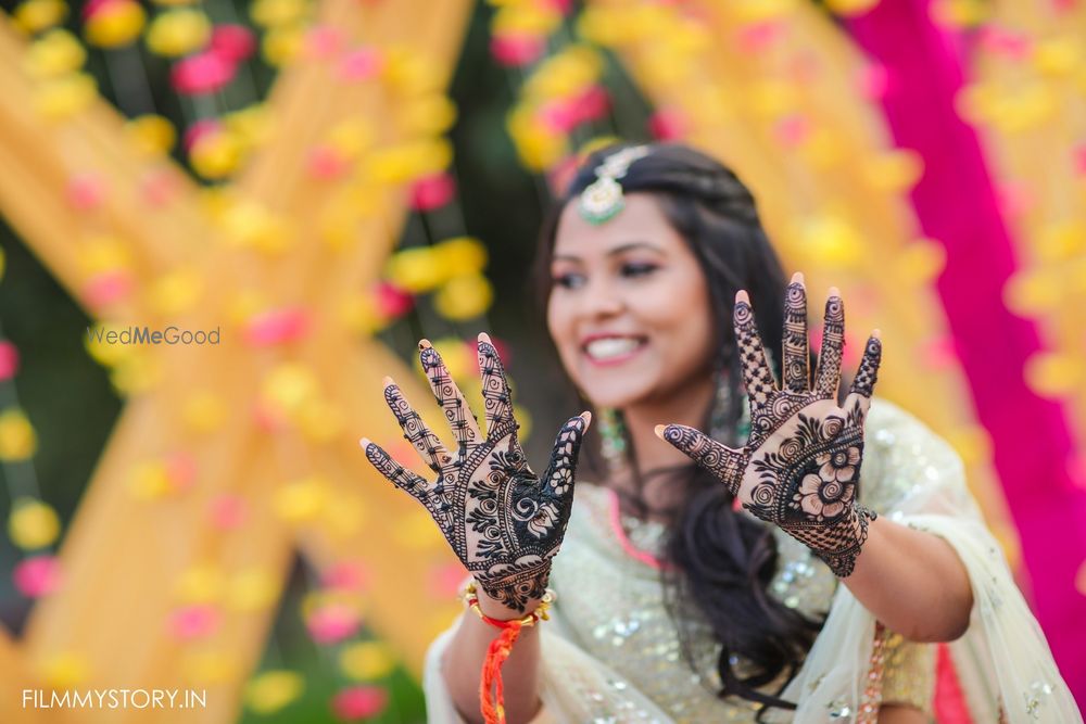 Photo of bride showing off her simple bridal mehendi