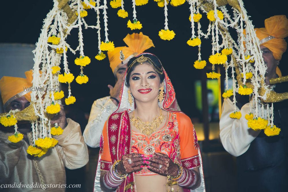 Photo of Yellow and white phoolon ki chadar with hanging flowers