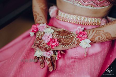 Photo of Mehndi floral haathphool