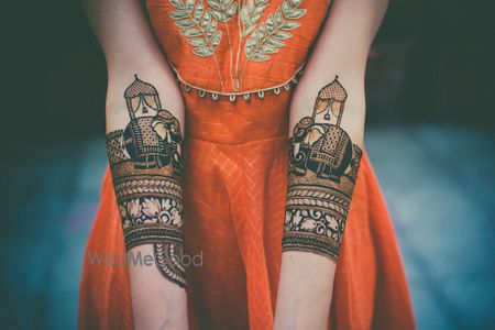 Photo of A bride shows her mehendi to the camera