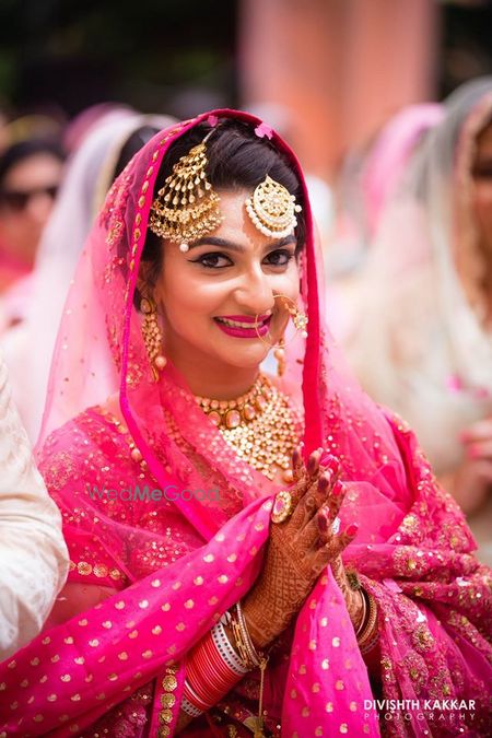 Photo of Sikh bride in fuschia pink with maang tikka