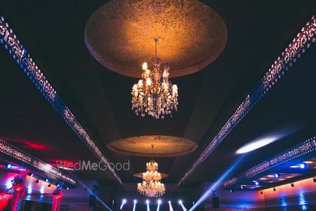 Photo of Glamorous chandelier decor