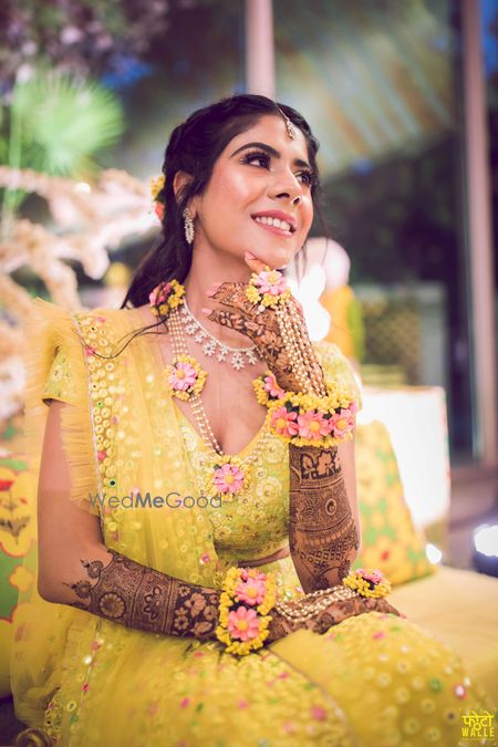 Photo of Bridal pose with mehendi jewellery ideas