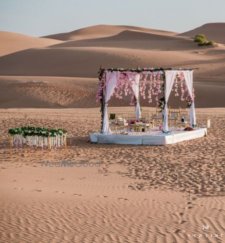 Photo of Gorgeous yet minimal mandap in the middle of a desert