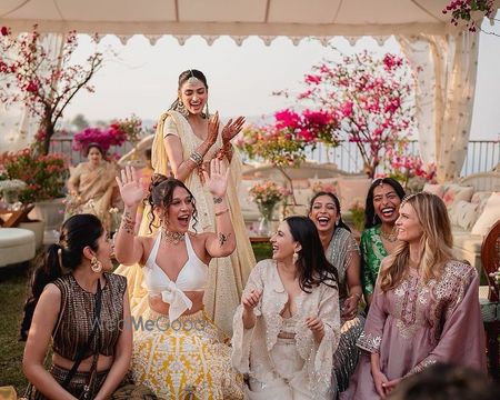 Photo of fun mehendi bridesmaid photo with Athiya Shetty