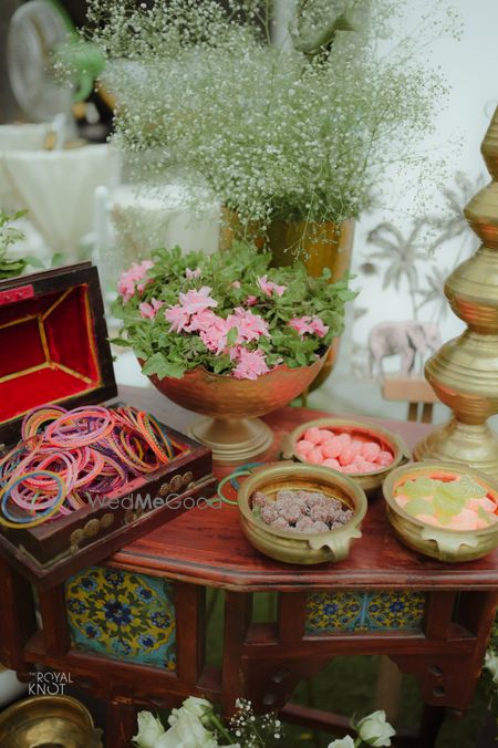 Photo of DIY decor idea with candies and bangles