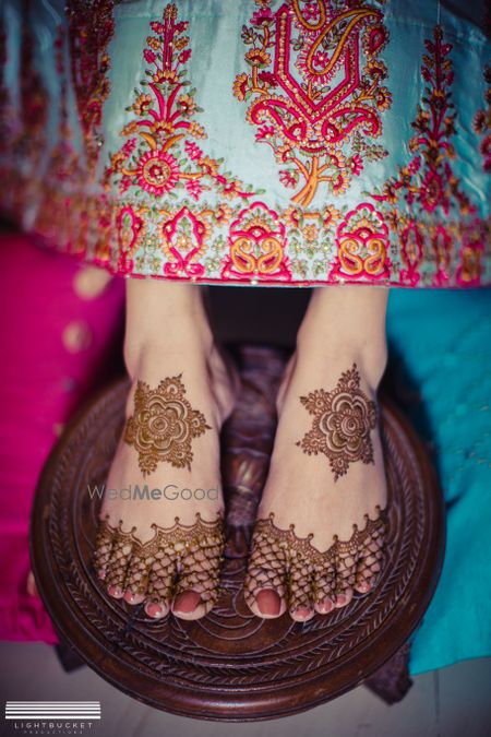 Photo of Simple bridal feet mehendi design