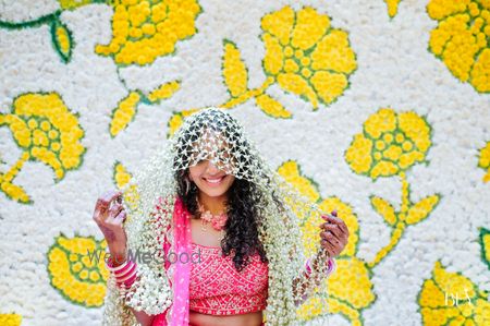 Photo of bride wearing veil made of mogras